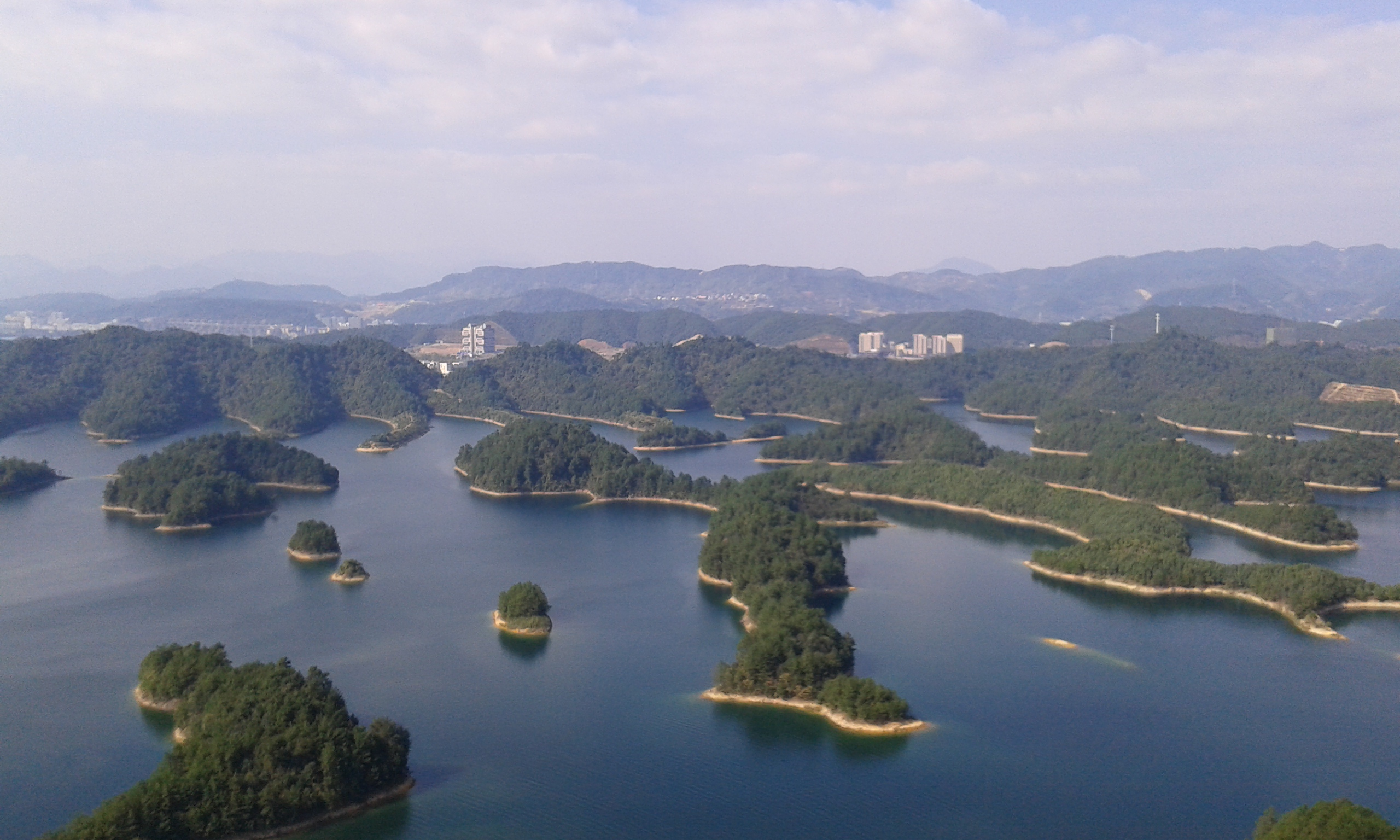 杭州淳安千岛湖湖面与岛屿